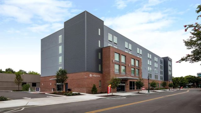 La Quinta Inn &amp; Suites by Wyndham Chattanooga Downtown/South